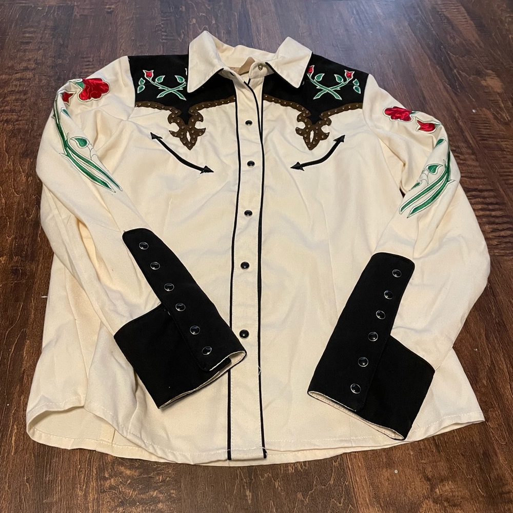 Womens vintage rose pearl snap